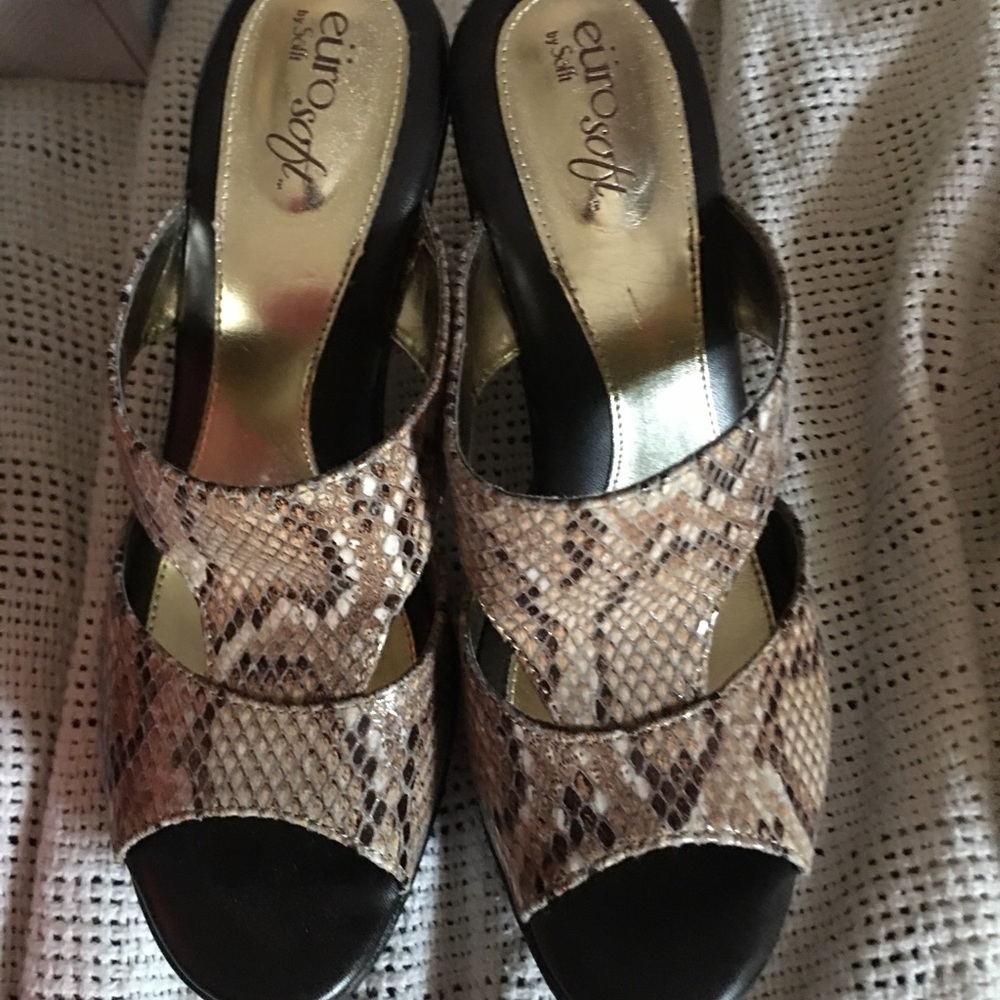 Sandals with heel